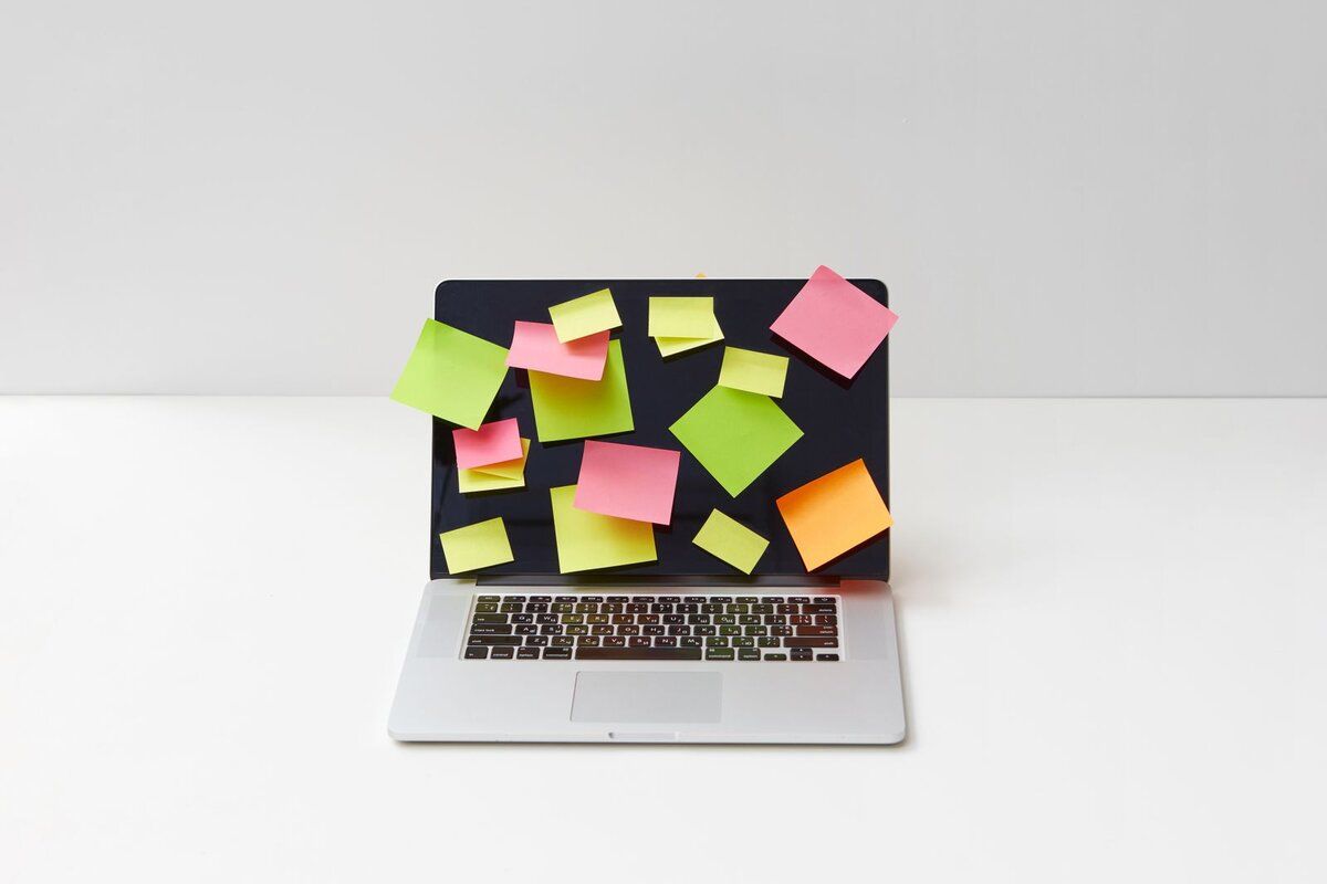 Ordinateur portable et notes colorees : organiser ses projets et ses taches